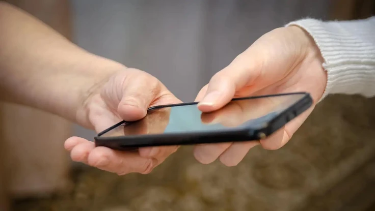 Luôn làm 3 điều này trước khi cho ai đó mượn điện thoại