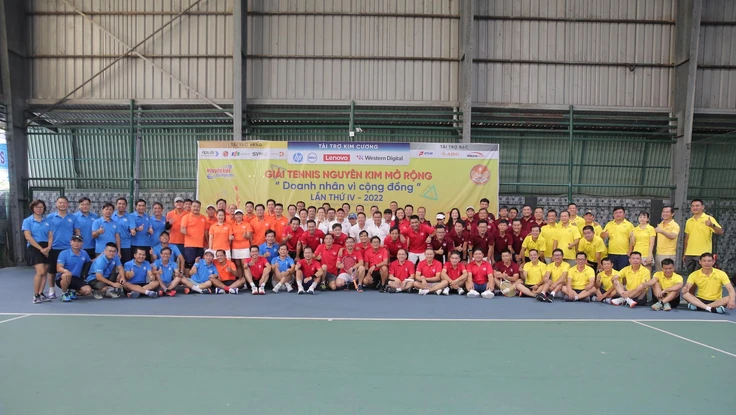 Hơn 100 tay vợt gây quỹ ủng hộ cộng đồng