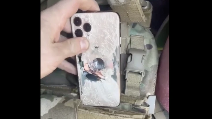 iPhone và MacBook bền đến mức được sử dụng như áo giáp