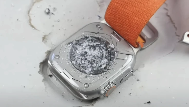 YouTuber kiểm tra độ bền của Apple Watch bằng búa: Bàn vỡ trước đồng hồ
