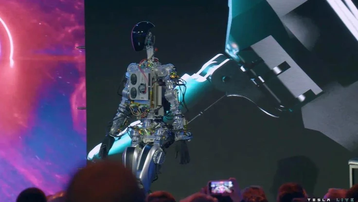 Robot Optimus hình người của Tesla giá 480 triệu đồng có gì đặc biệt?