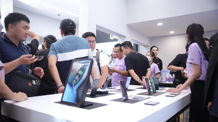 Vì sao Apple và Samsung đua nhau mở cửa hàng trải nghiệm điện thoại chuyên biệt? 