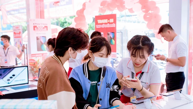 Smartphone giảm giá mạnh, đại lý bán lẻ tăng tốc mùa cuối năm