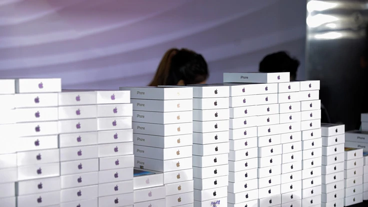 Bộ Công thương yêu cầu giải trình vụ nhập iPhone kèm ‘lạc’