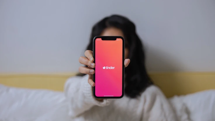 Cách kiếm tiền kỳ quái trên Tinder của một YouTuber