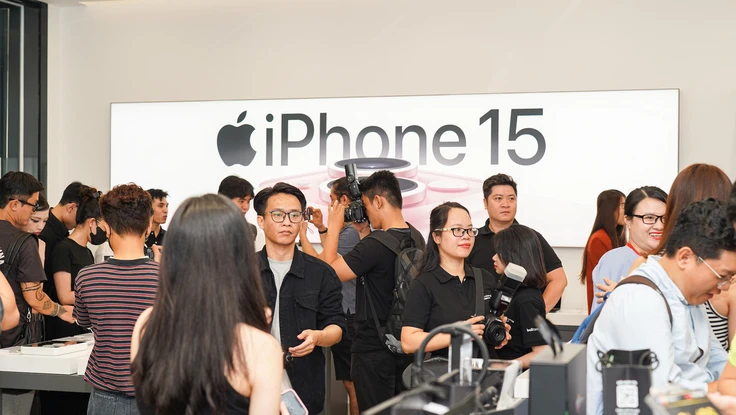 Cửa hàng 'sáng đèn' giao iPhone 15 series xuyên đêm