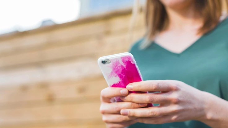 Hậu quả khó lường khi không tháo ốp lưng điện thoại và vệ sinh thường xuyên 