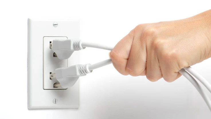 5 lý do vì sao nên rút phích cắm điện máy tính trước khi đi ngủ