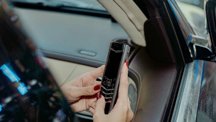 Người dùng điện thoại tiền tỉ đời cũ phản ứng ra sao khi sắp đến ngày tắt sóng 2G?