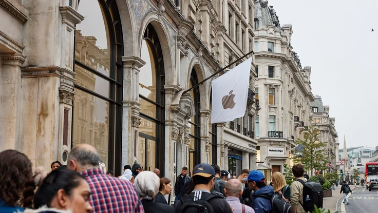 Người hâm mộ Apple xếp hàng để mua iPhone 16 mặc dù bản nâng cấp không mấy ấn tượng