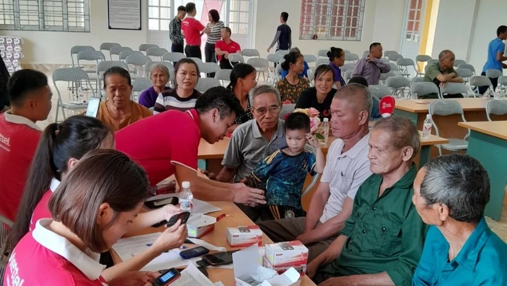 Nhà mạng tặng điện thoại 4G miễn phí trước ngày tắt sóng 2G