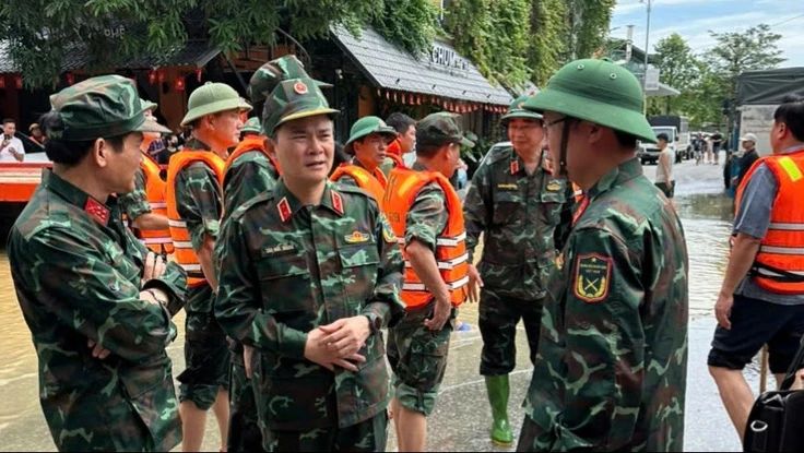 Nhà mạng chạy đua với thời gian khôi phục liên lạc trong vùng lũ 