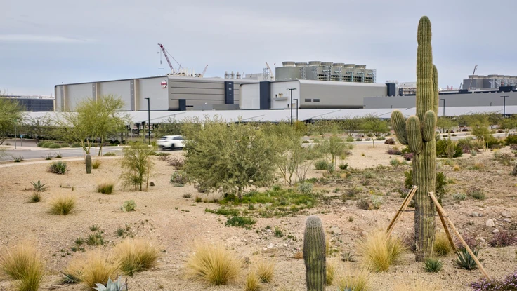 Apple đang toan tính điều gì khi mua 100 triệu chip tại Mỹ?