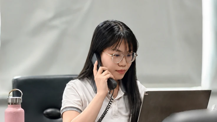 Vì sao dây điện thoại bàn ngày xưa luôn xoắn thành lò xo?