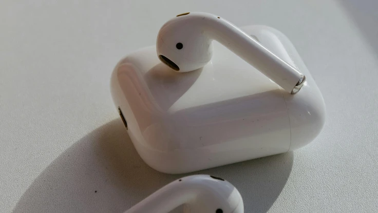 Mặt trái của tai nghe AirPods