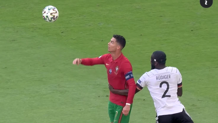 CR7 tung “skill” khi dễ đối thủ và cái kết đắng