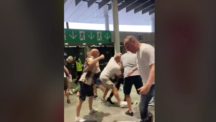 Hooligan Anh đánh dã man CĐV Ý tại sân Wembley