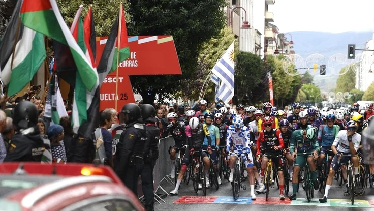 Grand Tour xe đạp điêu đứng vì đoàn người biểu tình