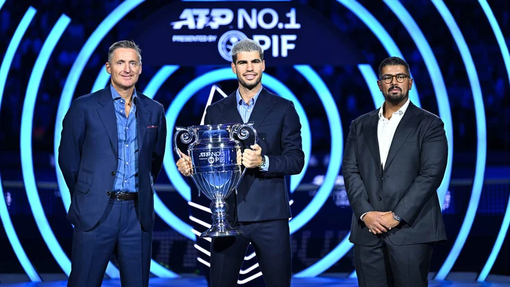 Alcaraz nâng cúp số 1 thế giới, Auger-Aliassime gây bất ngờ