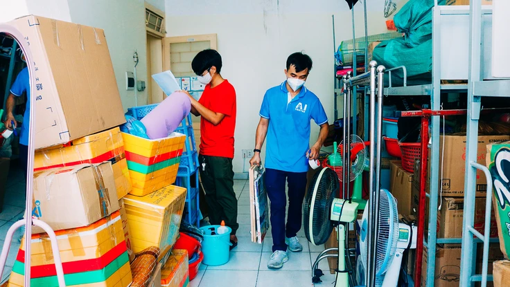 Chàng trai 'giải cứu' sinh viên khi ký túc xá thành khu cách ly