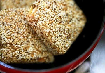 Bánh khô mè Cẩm Lệ