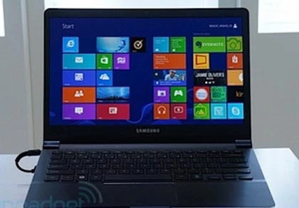 Màn hình Samsung Series 9 sánh ngang với Retina
