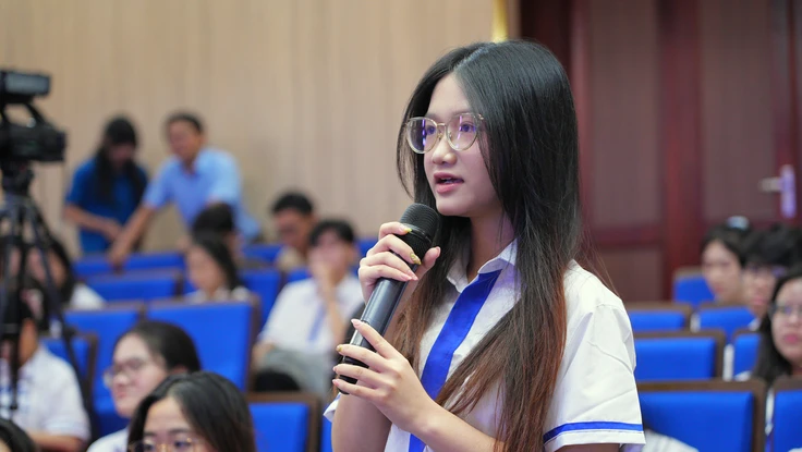 Tân sinh viên nhận ‘hành trang 4 chữ’ từ hiệu trưởng trong ngày khai giảng