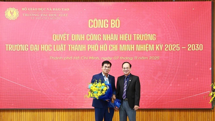 Trao quyết định công nhận 2 vị trí chủ chốt tại Trường ĐH Luật TP.HCM