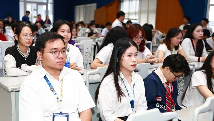 Trường ĐH Luật TP.HCM dành 1,5 tỉ đồng hỗ trợ sinh viên bị ảnh hưởng mưa lũ