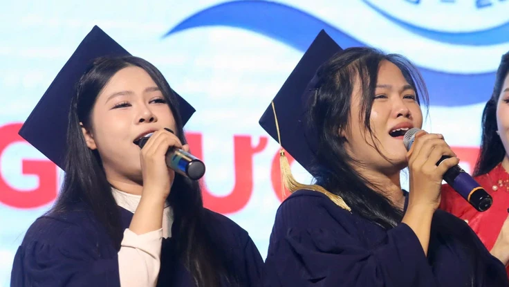 Nữ thủ khoa Trường ĐH Phú Yên cất tiếng hát, cả hội trường nghẹn ngào