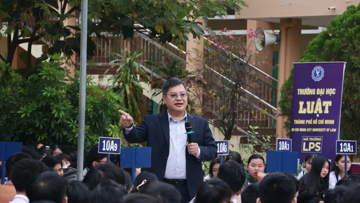 Trường ĐH Luật TP.HCM tư vấn pháp luật và hướng nghiệp cho học sinh Khánh Hòa