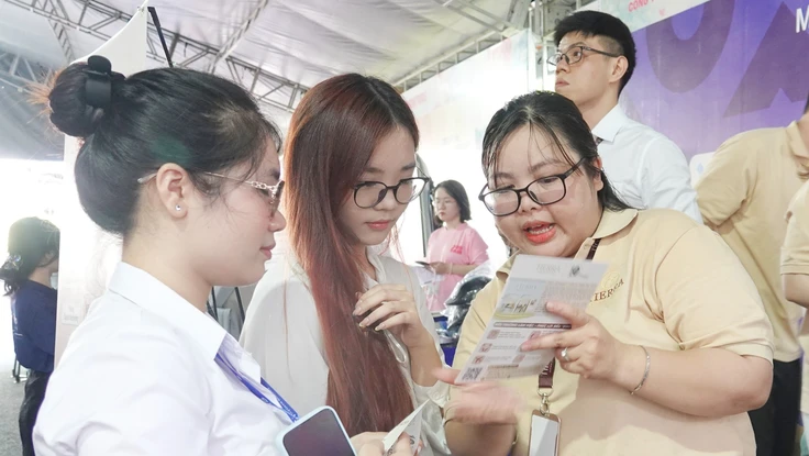 Giáo sư Top 100.000 thế giới nhắn sinh viên: Đừng chỉ tìm công việc có thu nhập!