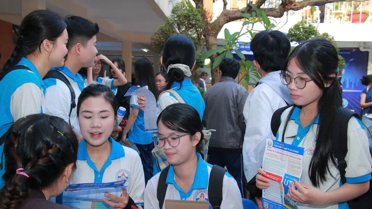 Học phí tăng, nhiều trường đại học tung học bổng ‘khủng’ hút thí sinh