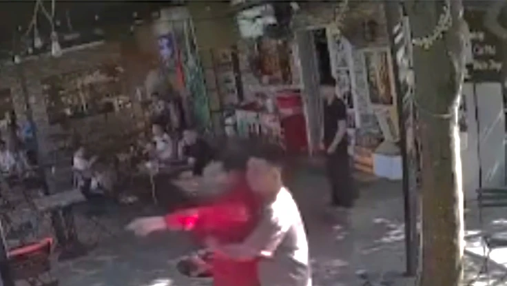 Phản ứng hành vi khiếm nhã, cô gái bị người đàn ông đánh tét đầu