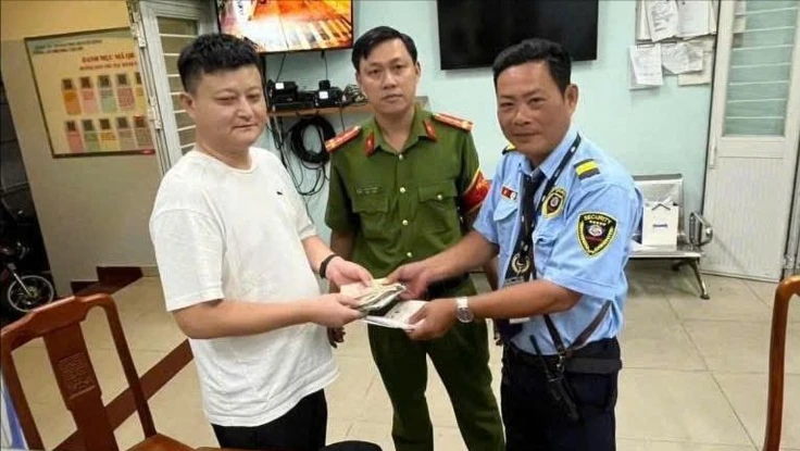 Nam bảo vệ nhặt được túi chứa 85 triệu của du khách Trung Quốc