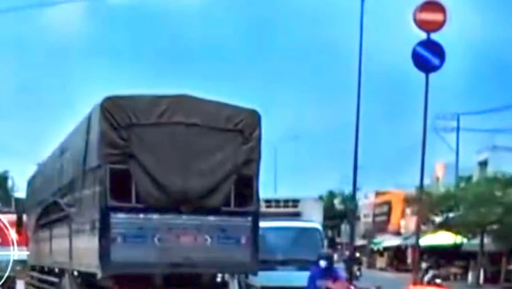 TP.HCM: CSGT xác minh clip xe tải chạy ngược chiều trên đường Trần Văn Giàu