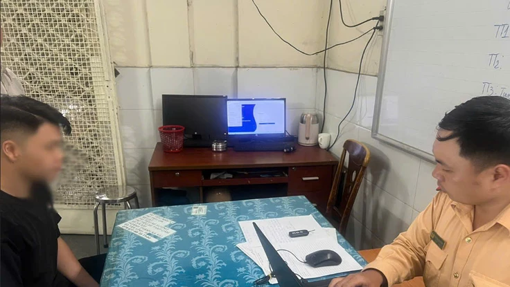 Buông 2 tay khi đi xe trên cầu Ba Son, nam thanh niên bị tịch thu SH