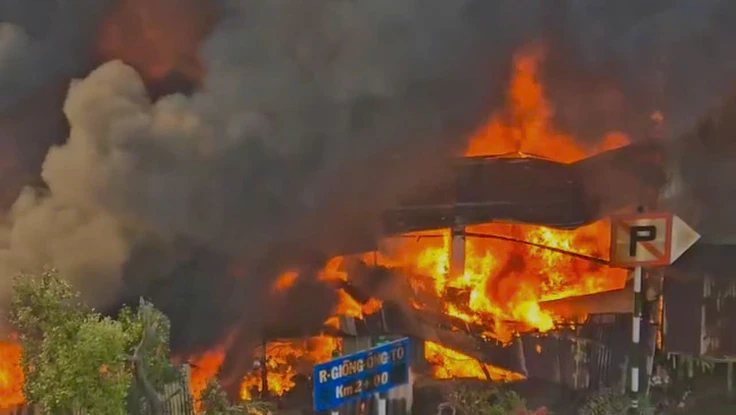 Hình ảnh hiện trường vụ cháy phía sau chợ Bình Trưng, TP.HCM