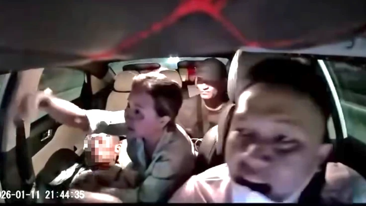 Clip CSGT TP.HCM dùng xe đặc chủng dẫn đường đưa người đi cấp cứu 