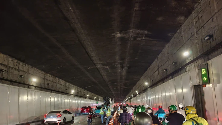 4 ô tô va chạm liên hoàn trong hầm Thủ Thiêm, giao thông ùn ứ giờ cao điểm