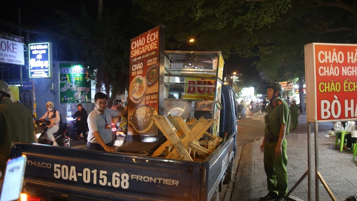 Công an phường Thủ Đức ra quân xử lý lấn chiếm vỉa hè, lòng đường ban đêm