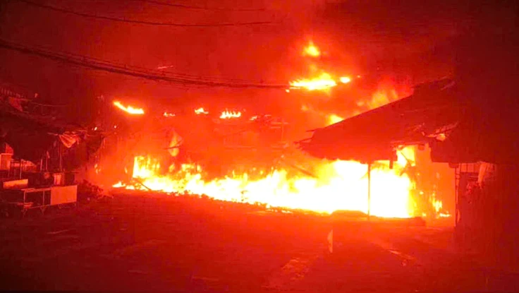 TP.HCM: Cháy 4 căn nhà gần chợ Nhị Thiên Đường