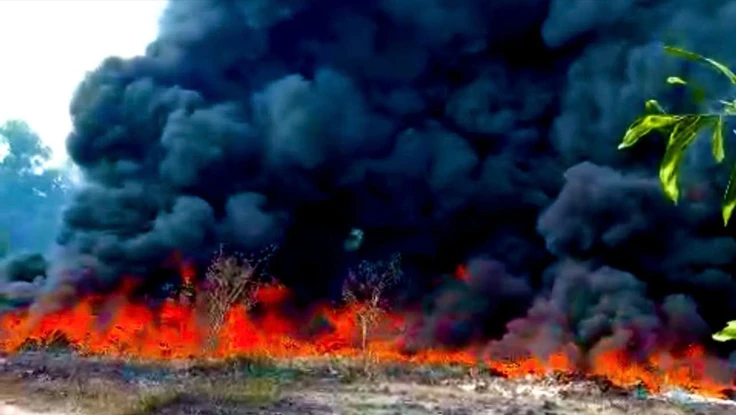 Cháy lớn bãi cỏ gần khu nghĩa địa, khói bốc cao hàng chục mét