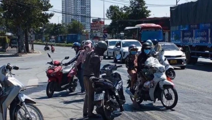 Dầu nhớt đổ ra đường Mỹ Phước – Tân Vạn, nhiều người trượt ngã