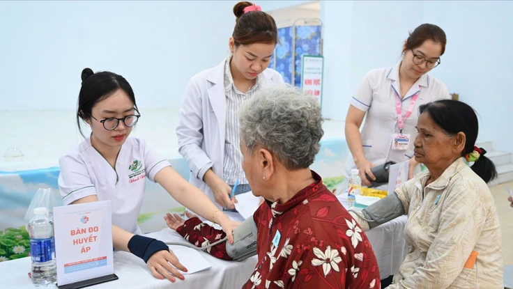 Gần 300 người dân được khám bệnh, phát thuốc miễn phí và nhận quà Tết ở phường An Phú Đông