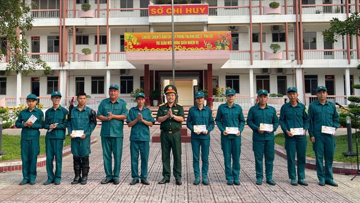 TP.HCM: Tặng quà, động viên dân quân phường Tân Uyên trực Tết 