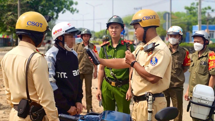 CSGT TP.HCM đồng loạt kiểm tra nồng độ cồn từ sáng mùng 1 Tết 