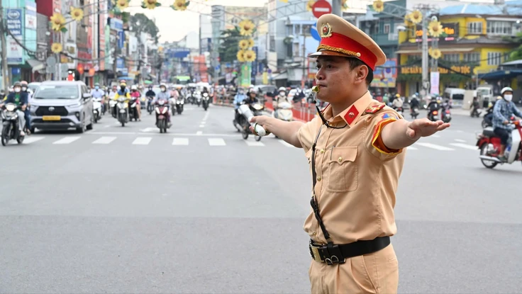 CSGT TP.HCM ra quân, bảo đảm giao thông ngày người dân trở lại làm việc sau Tết