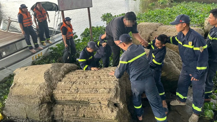 TP.HCM: Cảnh sát kịp thời cứu nam thanh niên nhảy cầu Phú Long