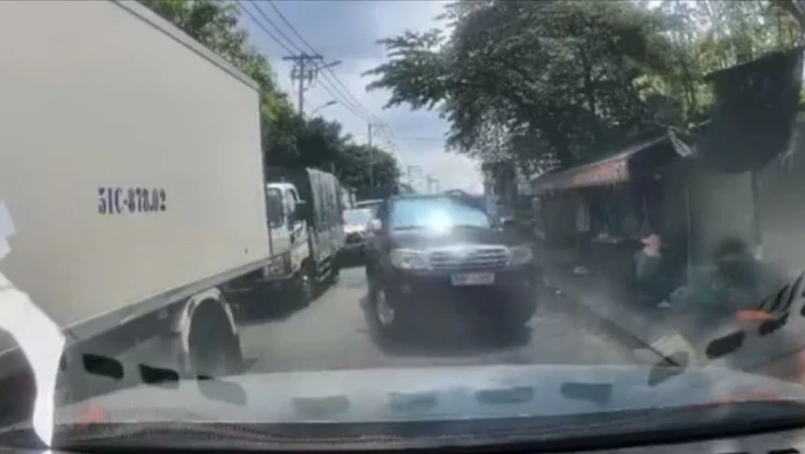 Tài xế ô tô đi kiểu 'khôn lỏi' bị CSGT TP.HCM xử phạt